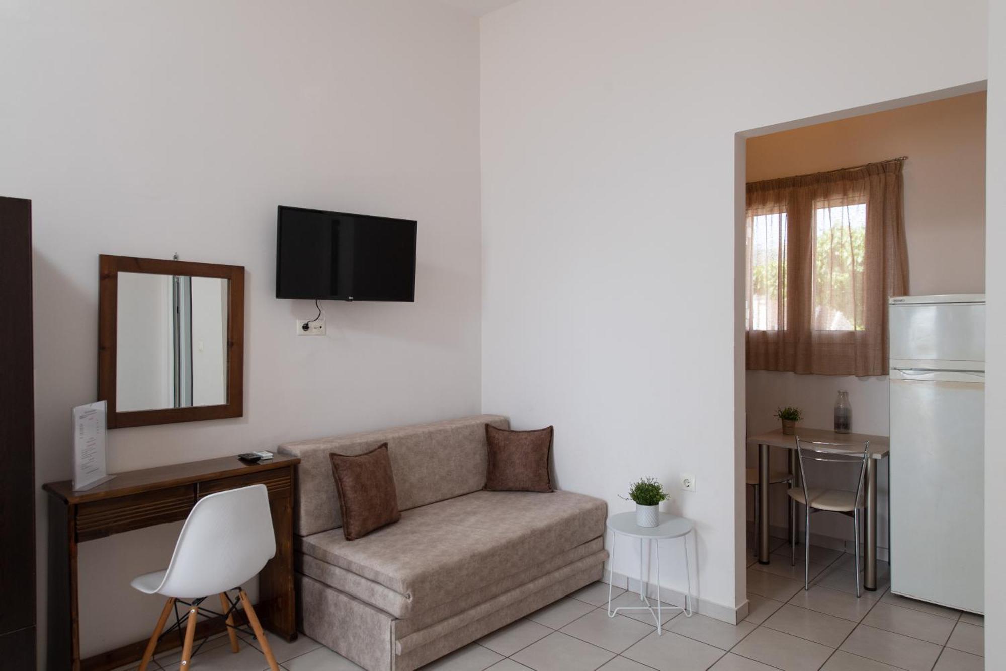 Nikolatos Apartments Лонгос Екстериор снимка